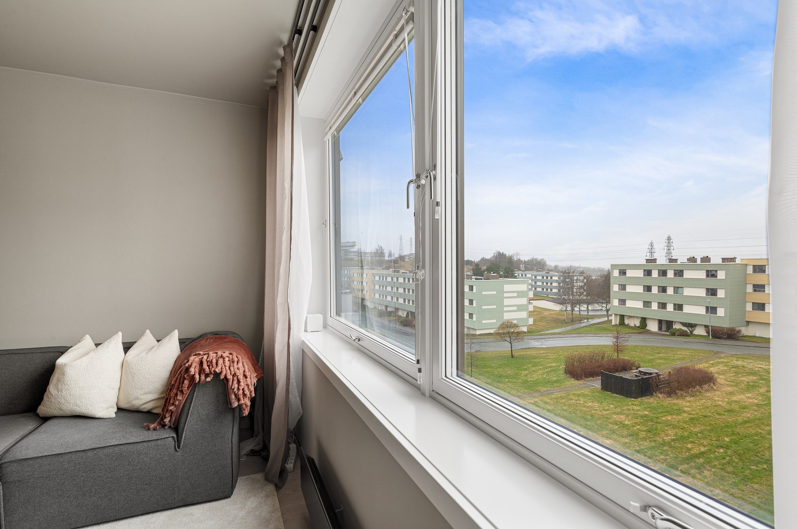 Leiligheten har store vindusflater som gir rikelig med naturlig lysinnslipp. Galleribilde