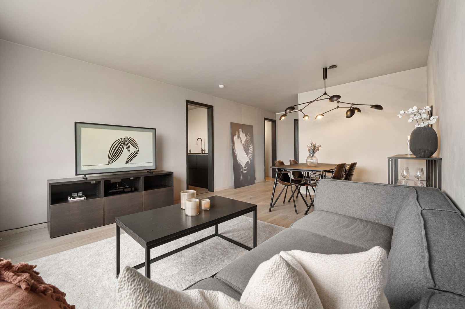 Leiligheten har nye overflater i nøytrale jordfarger, videre er det sorte detaljer som gir leiligheten et moderne uttrykk. Galleribilde