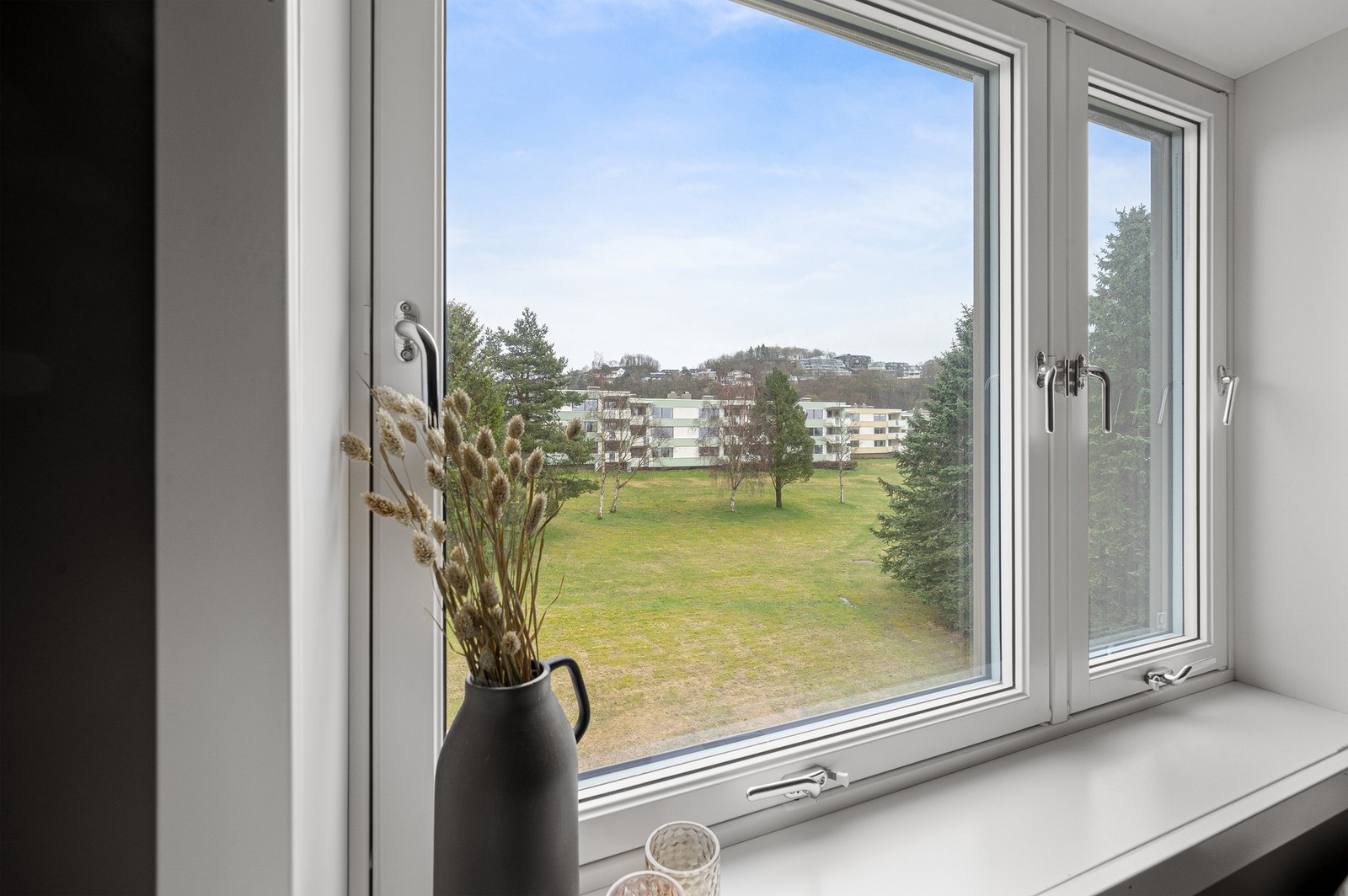 Leiligheten ligger i byggets 3. og toppetasje som gir flott utsikt fra stuen og ingen innsyn. Galleribilde