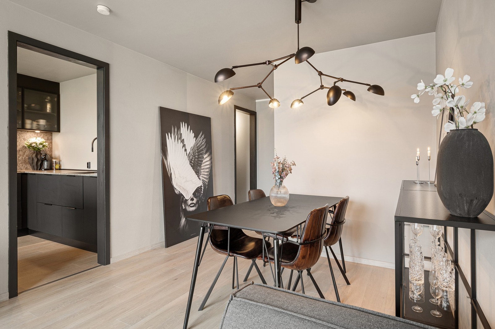 Spisestuen finner sin naturlige plassering i forlengelsen av stuen. Galleribilde