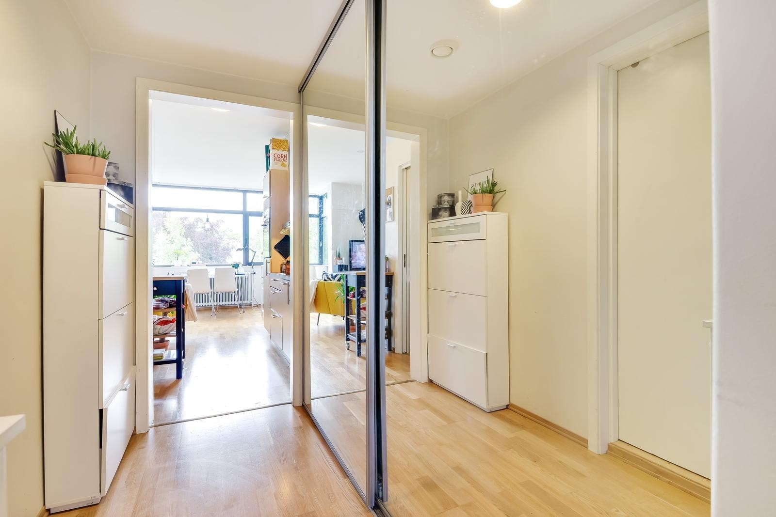 Stor skyvedørsgarderobe i gangen, med god lagringsplass Galleribilde