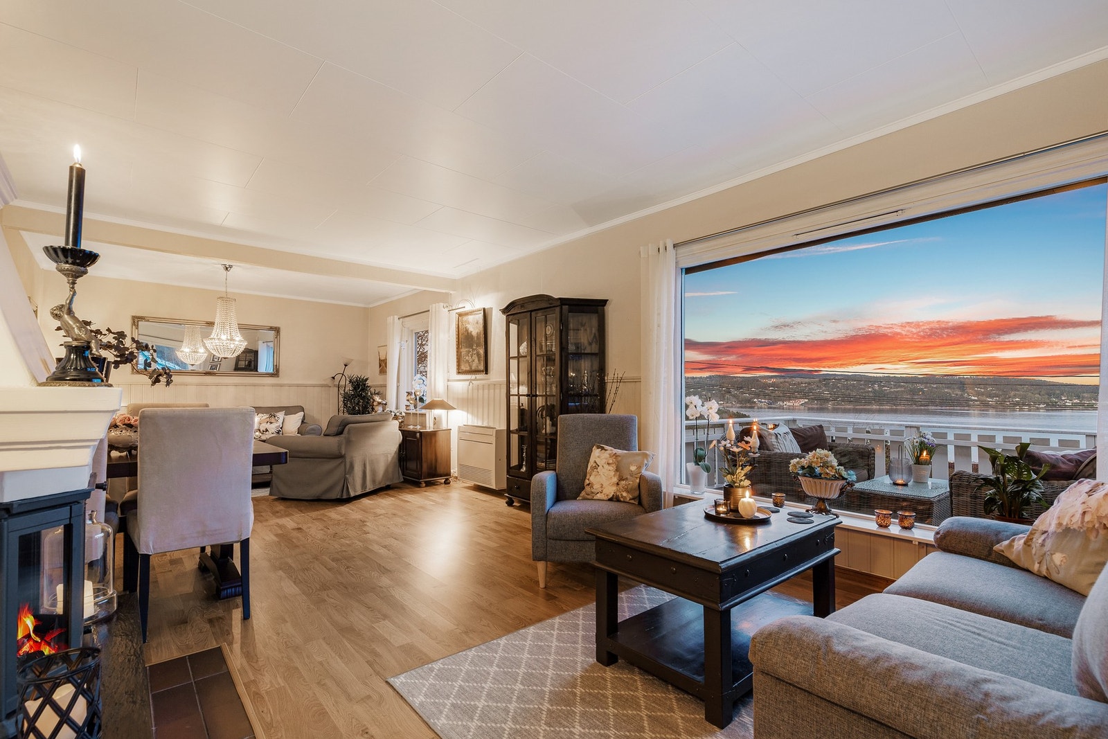 Lys stue med store vindusflater som gir rikelig med naturlig lys og flott utsikt Galleribilde