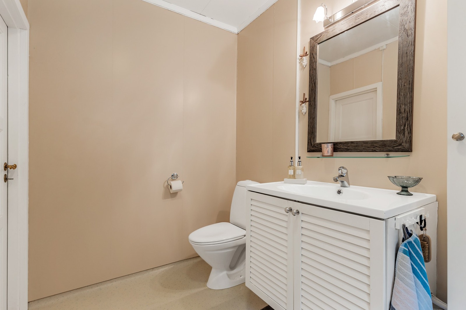 Rommet har belegg på gulv og vegger kledd med veggplater Galleribilde