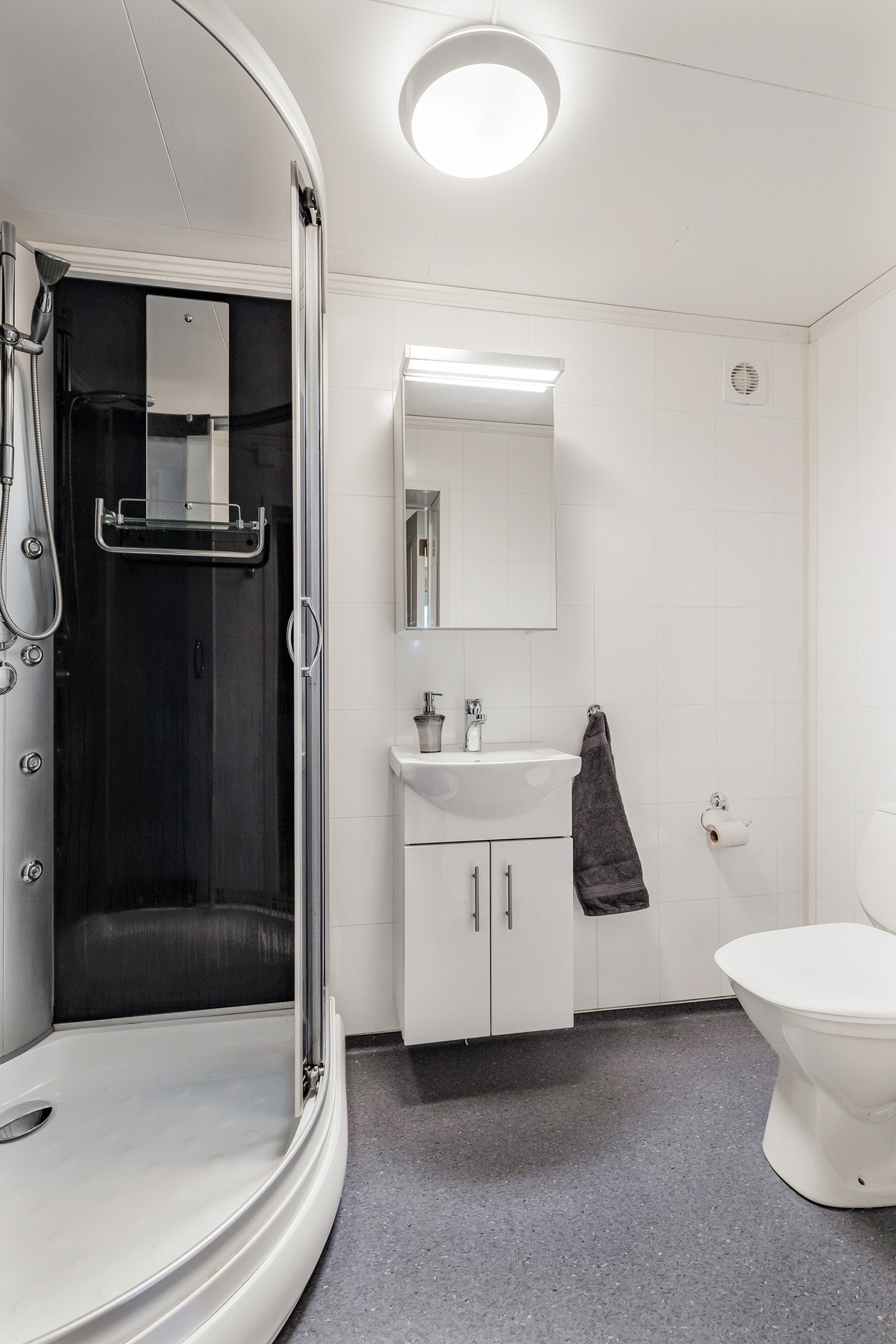 Bad fra 2016 med belegg på gulv og vegger kledd med baderomsplater Galleribilde