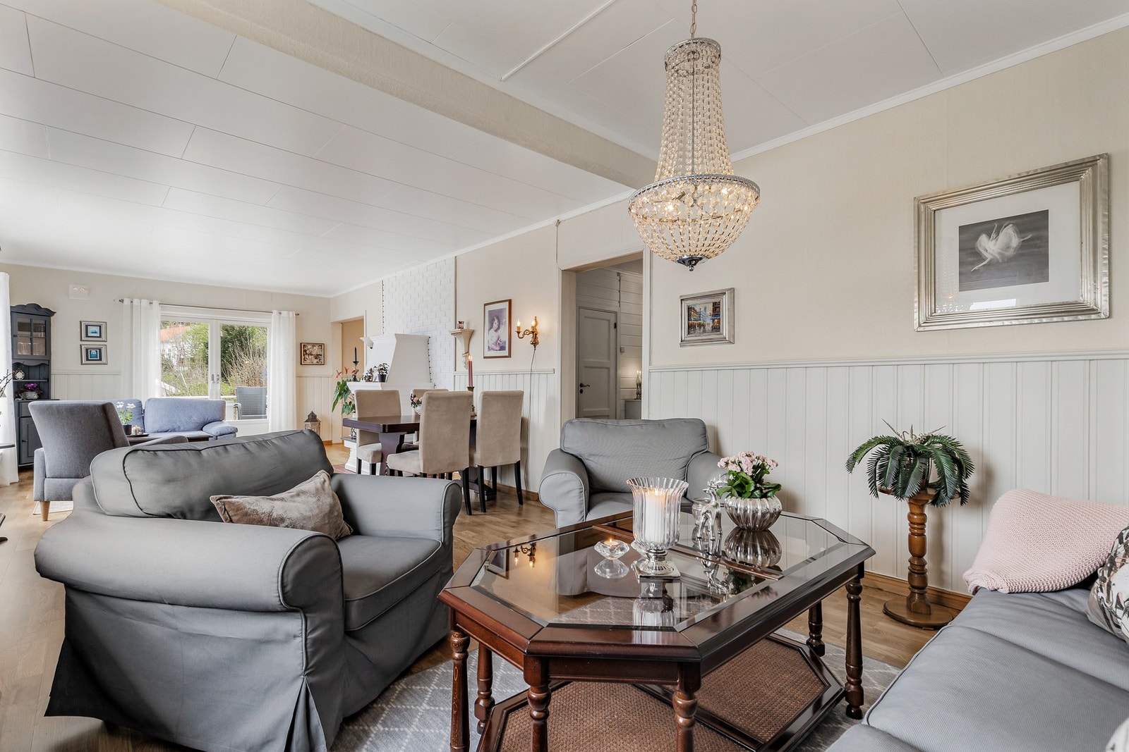 Rommet har fin plass til både sofagruppe og spisebord Galleribilde