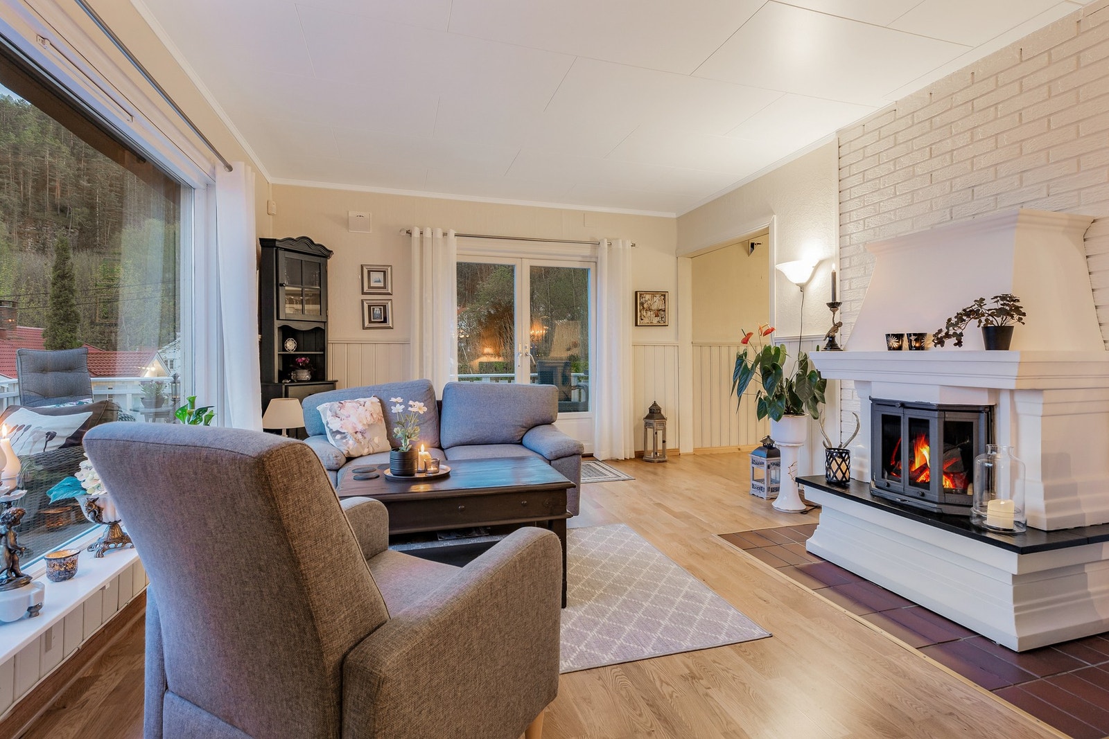 Fra stuen er det utgang til veranda Galleribilde