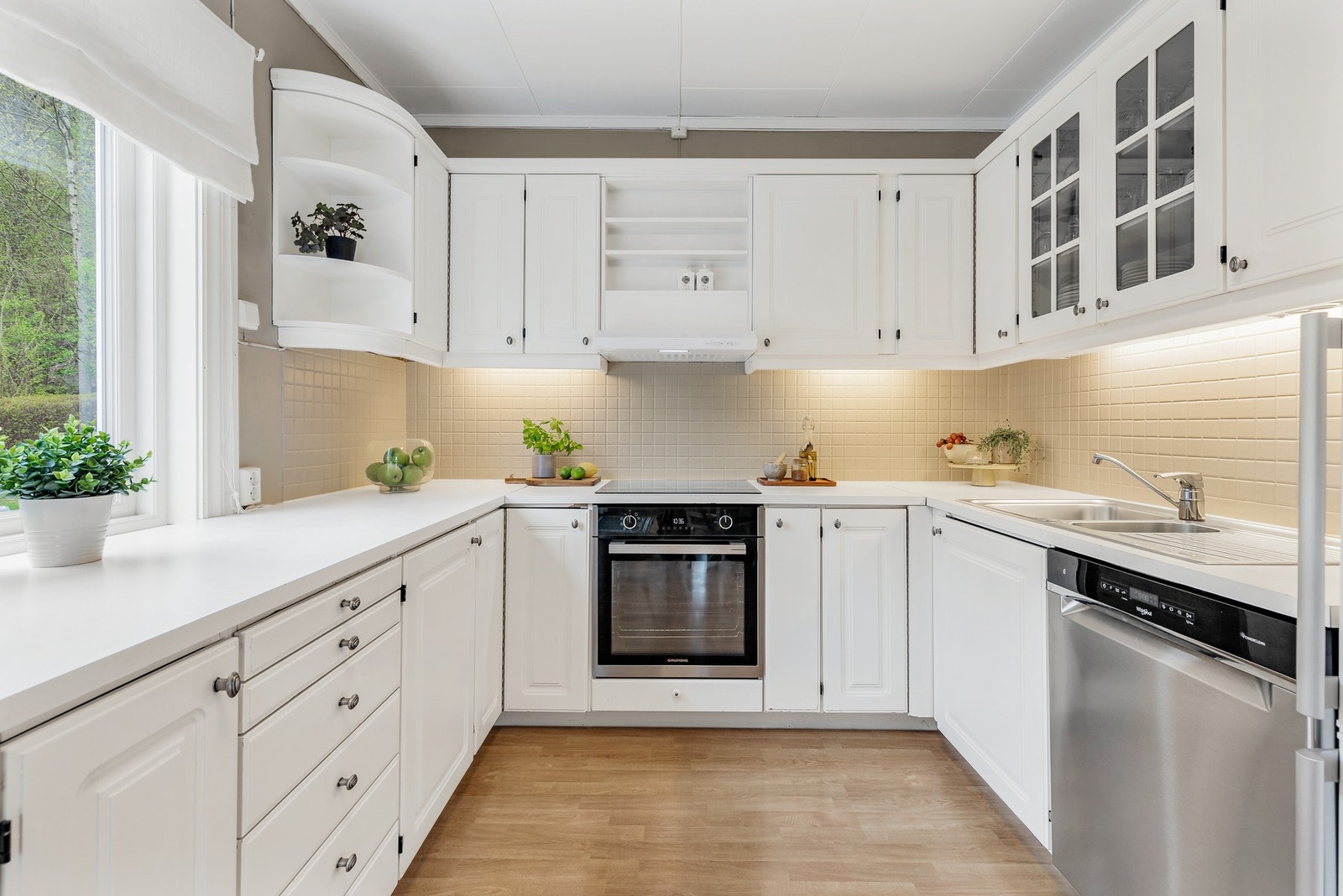 Det er nisje for stekeovn og oppvaskmaskin, og avtrekksviften er plassert i overskap Galleribilde