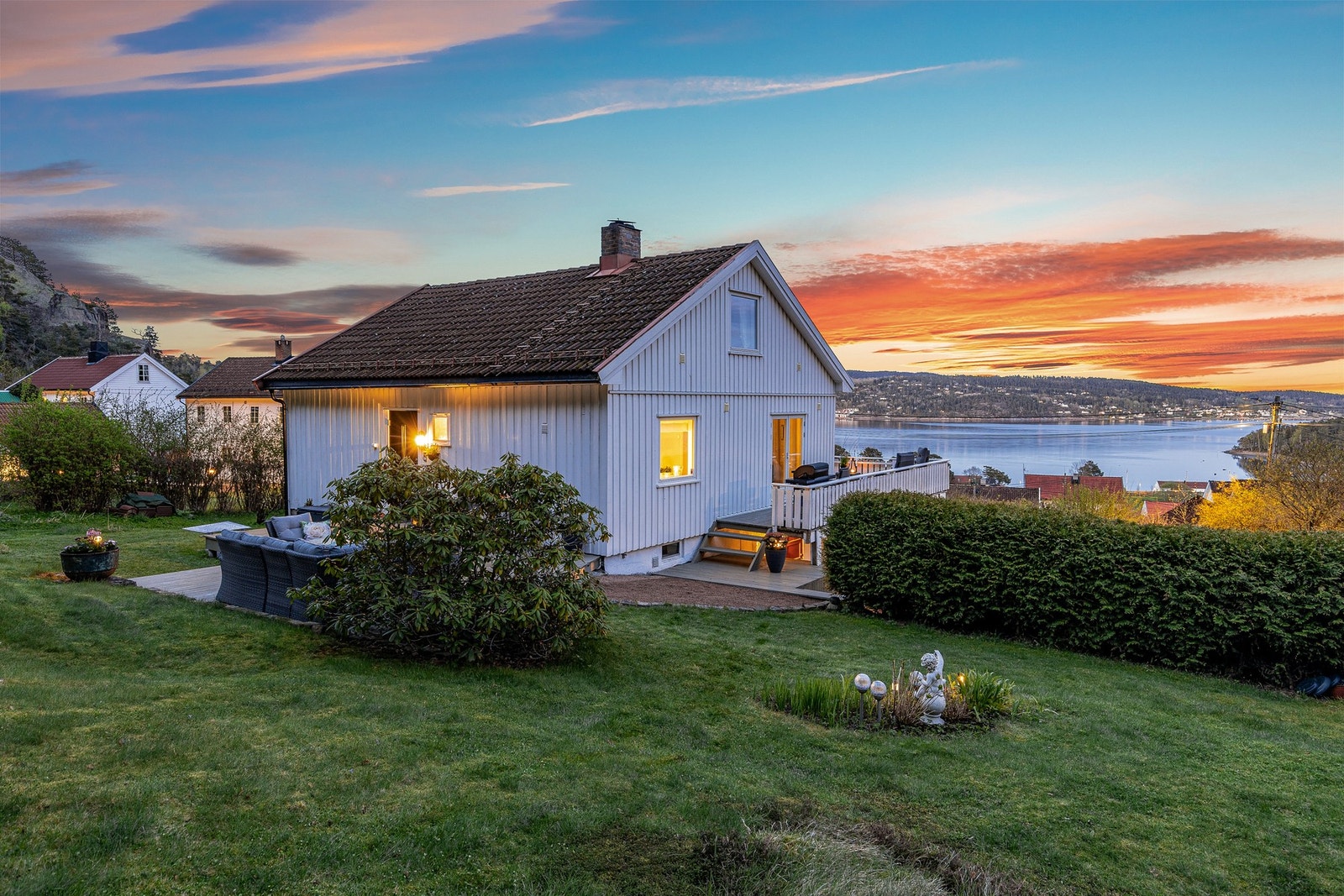 Velkommen til Skolebakken 8 - En frittliggende og innholdsrik enebolig med idyllisk beliggenhet på Berger Galleribilde