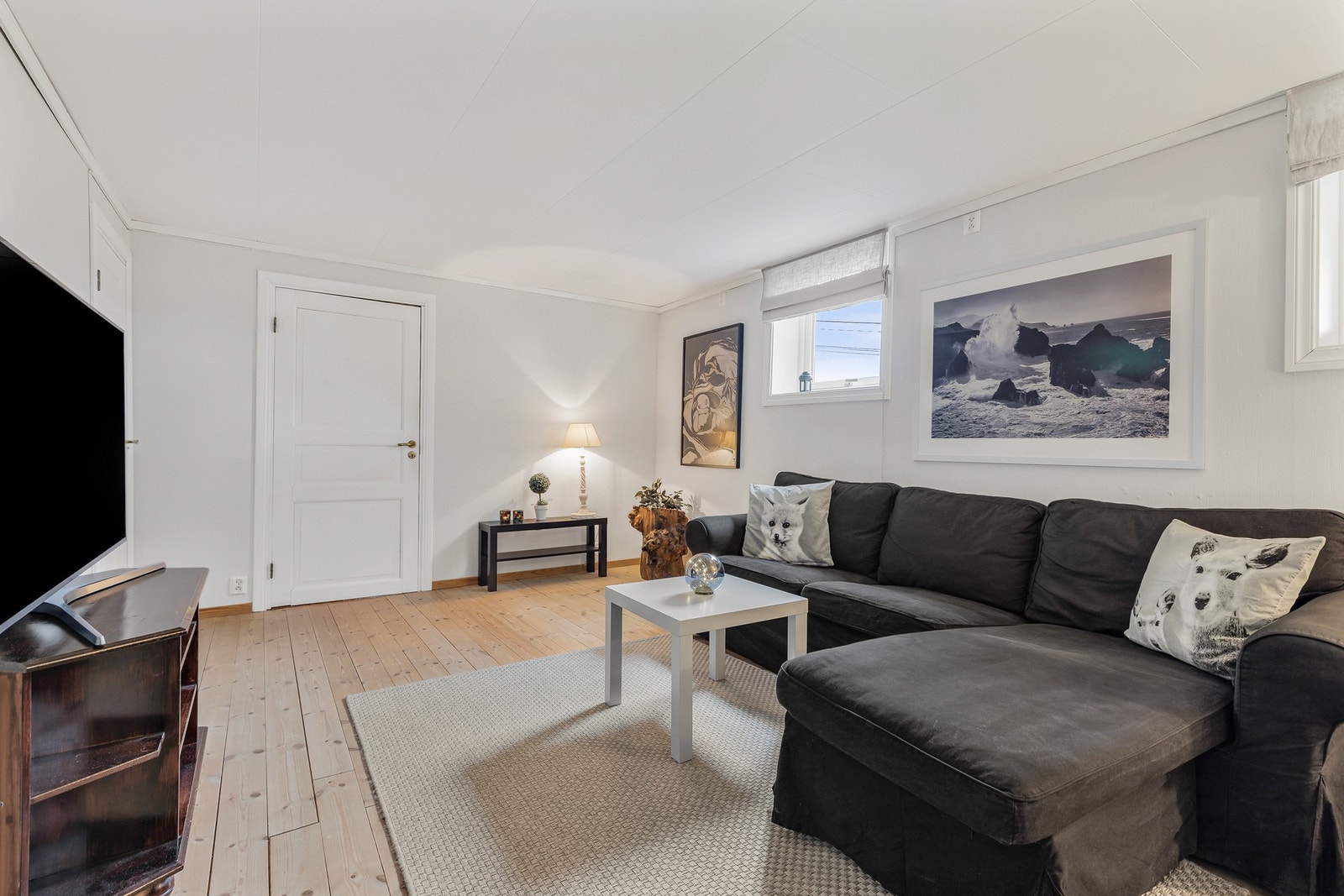 Her er det fin plass til sofa og annet møblement, og det er montert varmepumpe i gangen Galleribilde