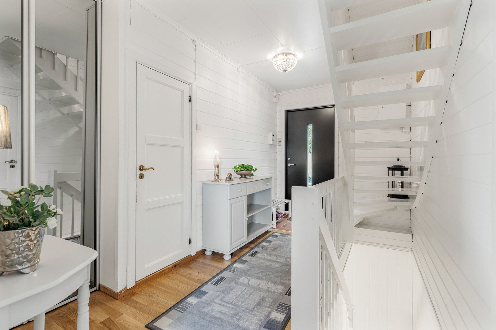 Entré med fliser på gulv, panel på vegger og takplater i himling Galleribilde