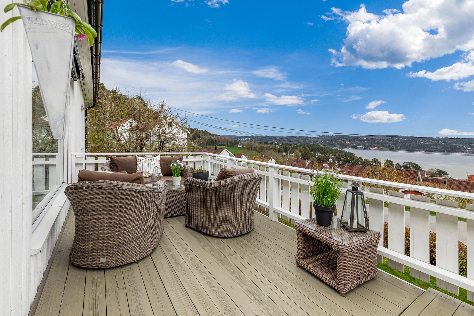 Verandaen har terrassebord på gulvet og rekkverk i tre, og byr på god plass til ønsket utemøblement Galleribilde
