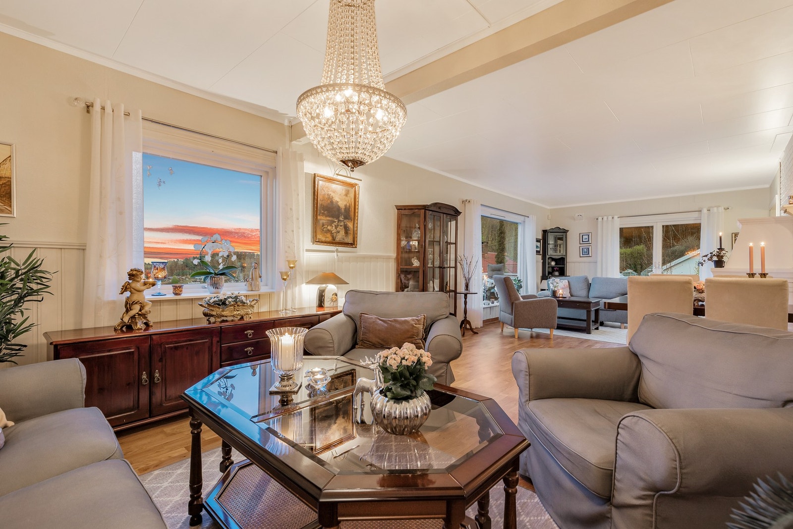 Gulvet er belagt med parkett fra 2024, og veggene er kledd med brystpanel og tapet Galleribilde