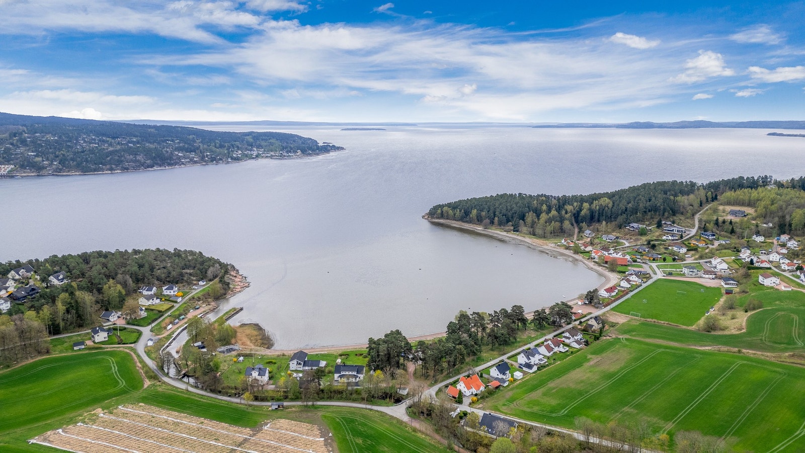 Fra eiendommen er det kort gangavstand til fjorden med gode bademuligheter i Ulvika og fine forhold for fiske og båtliv i Bergerbukta Galleribilde