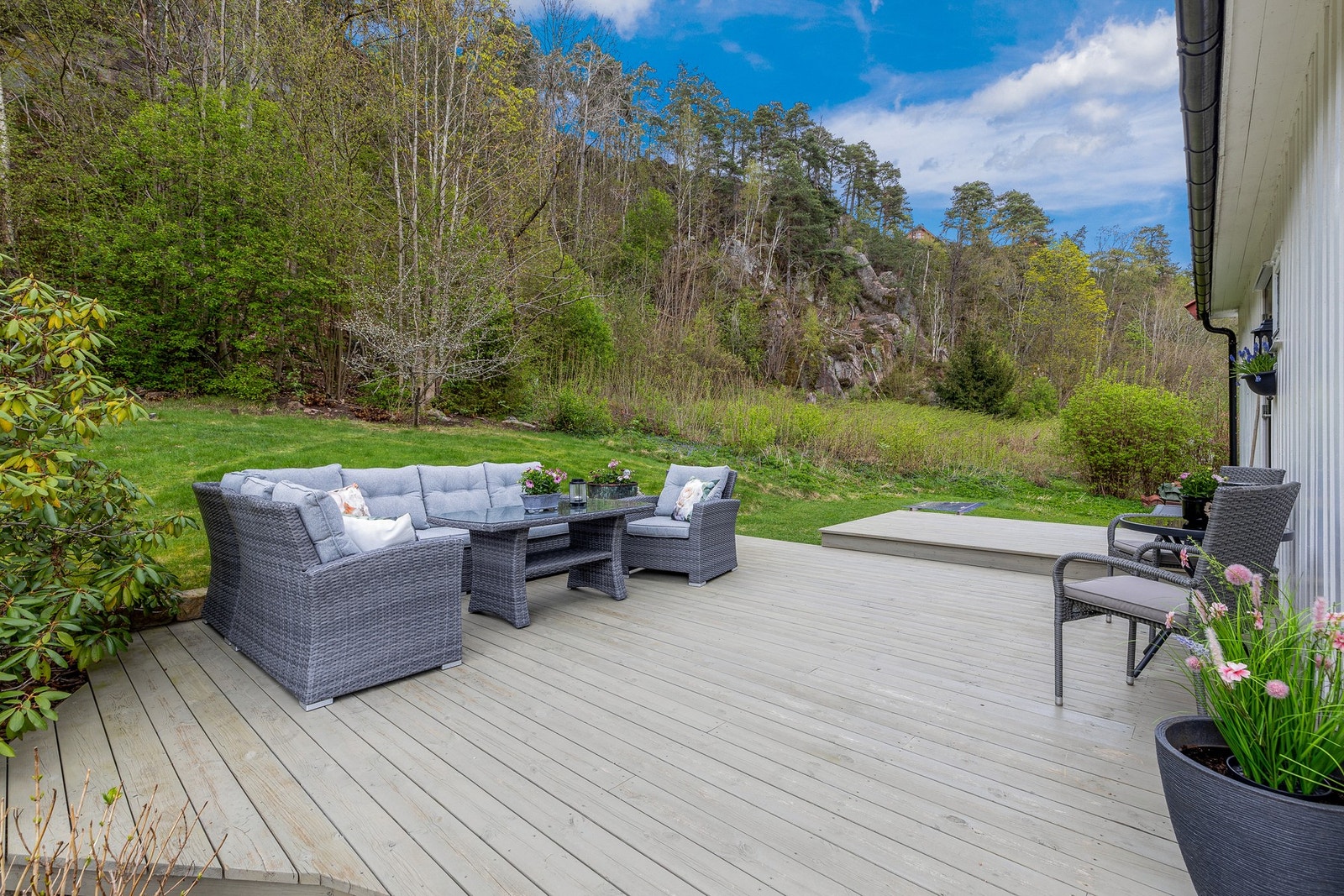 Terrassen er nordvendt og har god plass til utemøblement Galleribilde