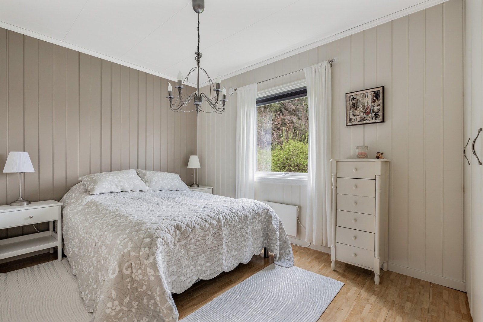 Pent og romslig soverom med fin plass til dobbeltseng, nattbord og øvrig møblement Galleribilde