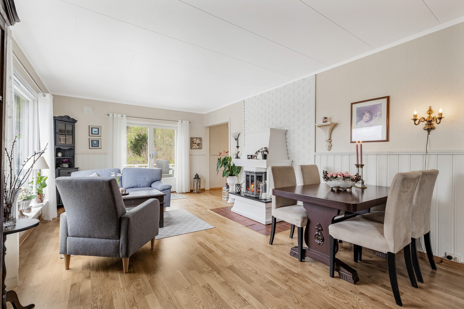 Det er montert en stemningsfull peis med innsats, perfekt for kalde dager, i tillegg til en praktisk varmepumpe som sørger for behagelig temperatur året rundt Galleribilde