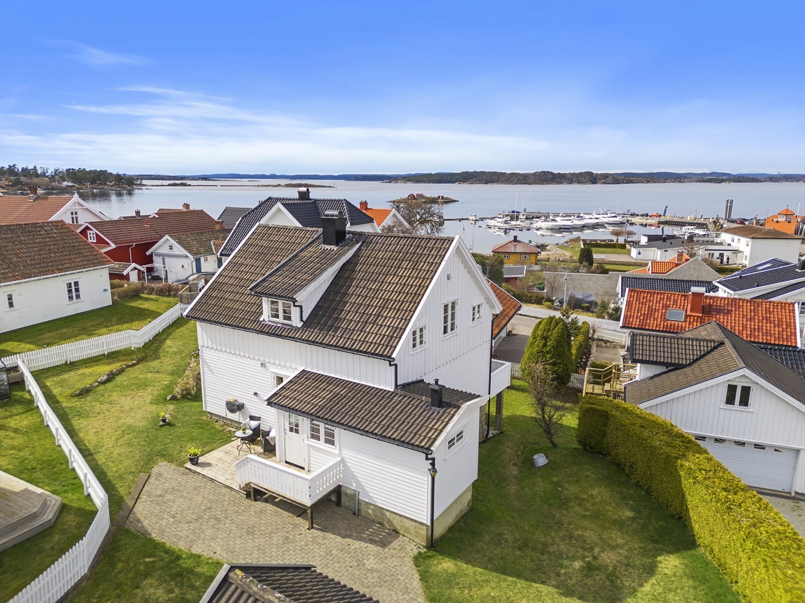 Eiendommen har en attraktiv beliggenhet nær brygga i Helgeroa Galleribilde