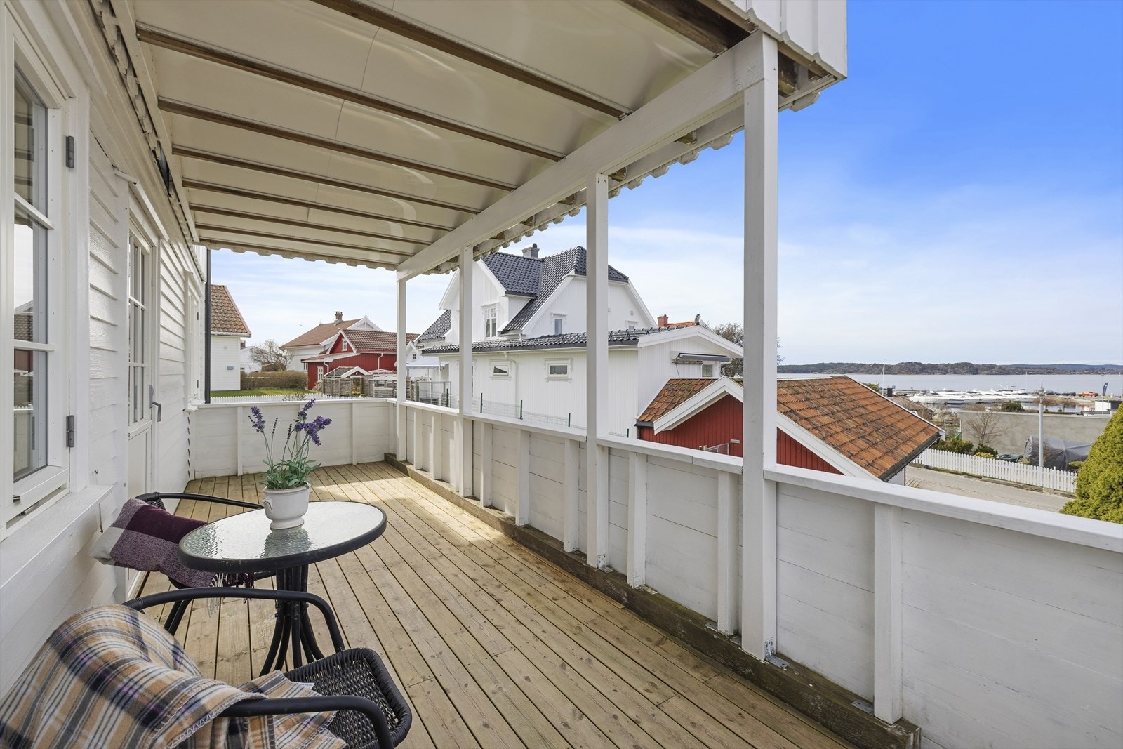 Veranda med tilkomst fra stuen i 1.etg. Galleribilde