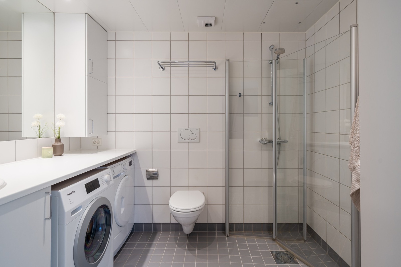 Flislagt bad med varmekabler i gulv. Mekanisk ventilasjon tilknyttet bygningens sentralavtrekk. Galleribilde