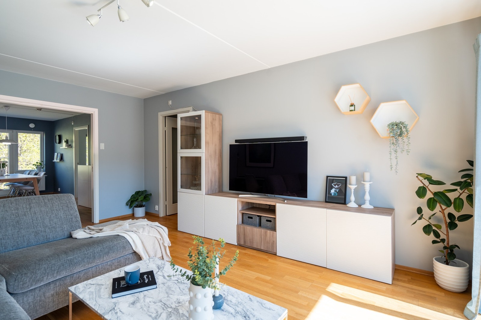 Takhøyden i leiligheten er på 2,5 meter. Galleribilde