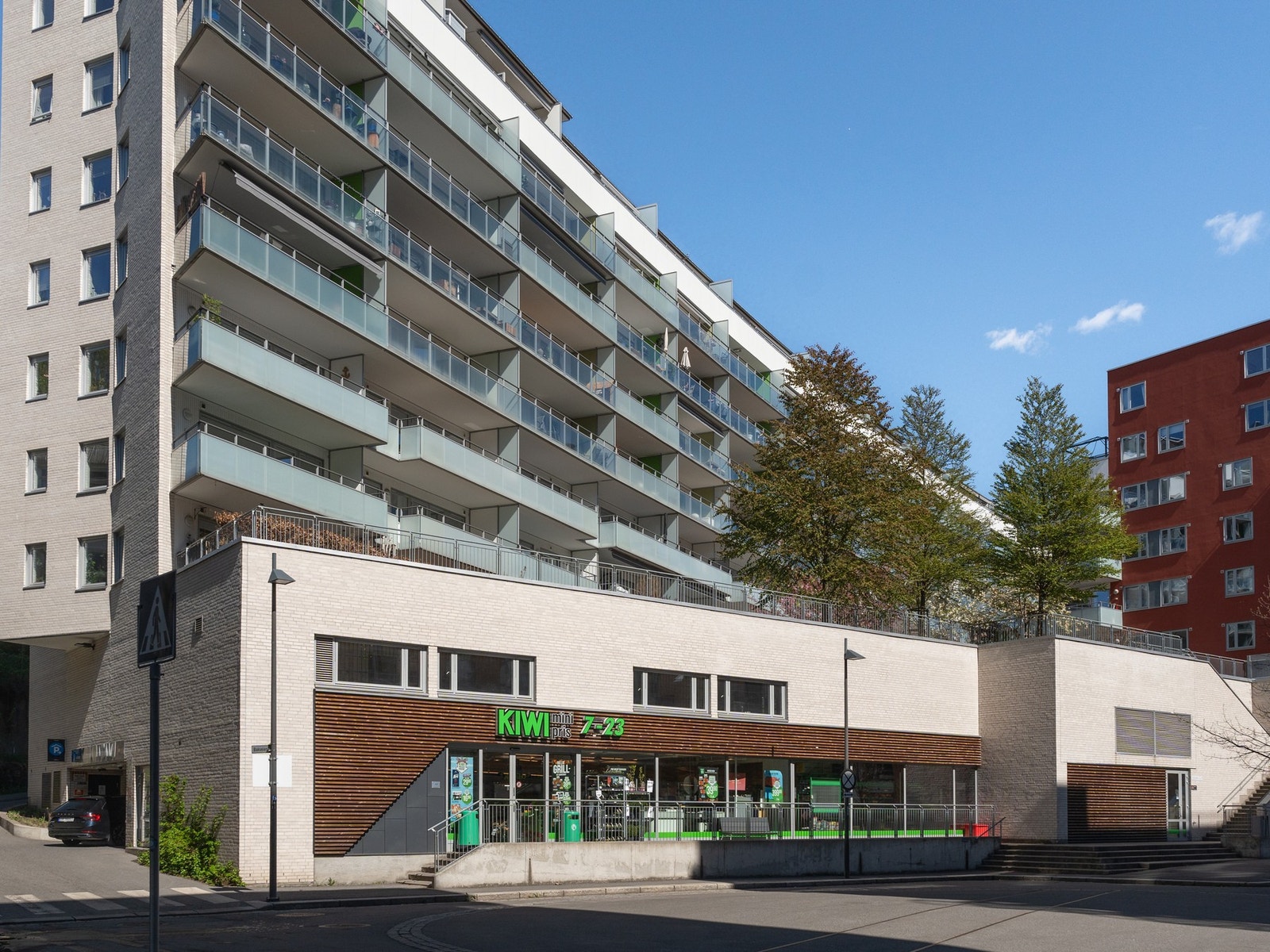 Nærområdet - KIWI ligger 1 minutts gange fra leiligheten. Du kan gå tørrskodd gjennom garasjeanlegget og inn i butikken. Galleribilde