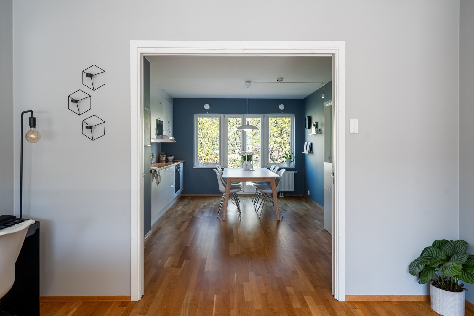 Boligen er gjennomgående i bygget, som sørger for rikelig med naturlig lysinnslipp. Galleribilde