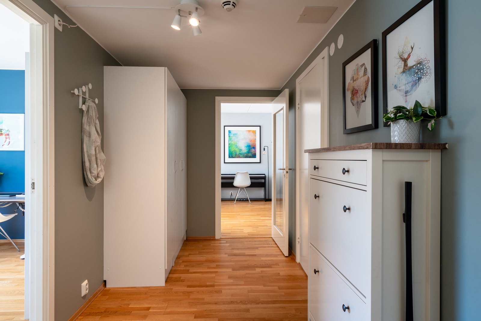 Innbydende entré med god plass til garderobeskap. Galleribilde