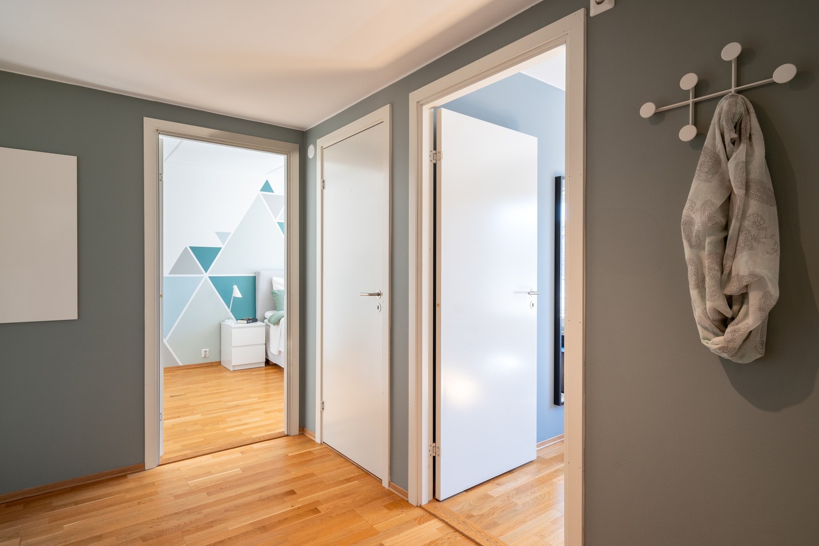 To av boligens soverom har inngang fra entréen. Galleribilde