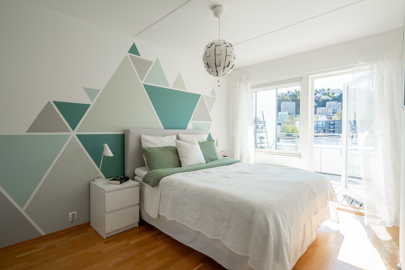 Fra hovedsoverommet er det utgang til boligens terrasse. Galleribilde