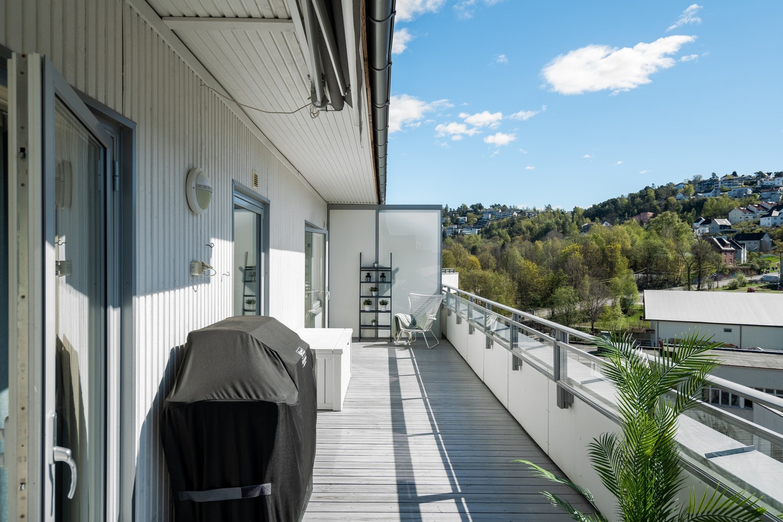 Balkongen er på hele 27 m². Det er montert markise på deler av terrassen. Galleribilde