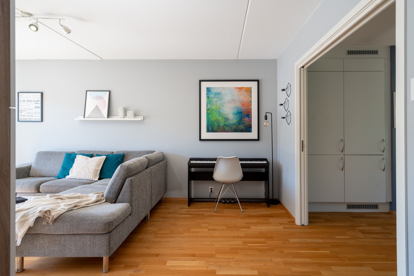 Stuen er av god størrelse med doble dører videre inn til kjøkkenet. Galleribilde