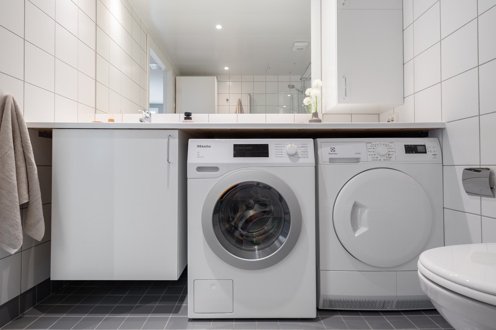 Opplegg for vaskemaskin og tørketrommel. Galleribilde