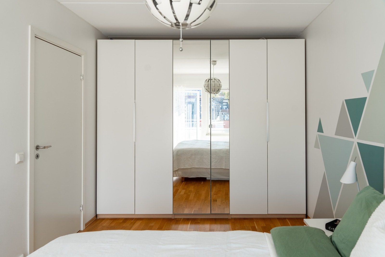 Store garderobeskap på hovedsoverom medfølger salget. Galleribilde