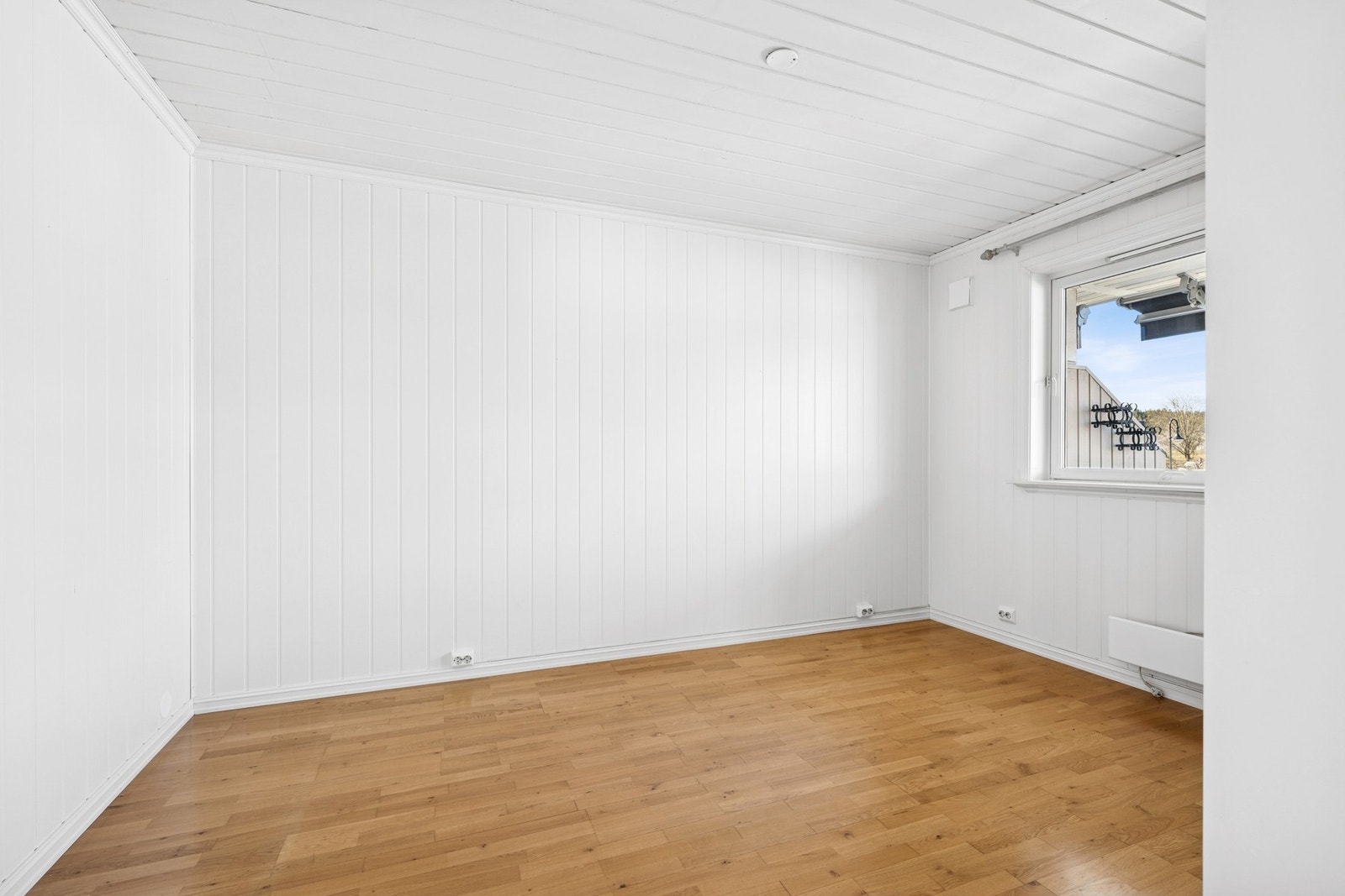Lyst og romslig hovedsoverom. Galleribilde