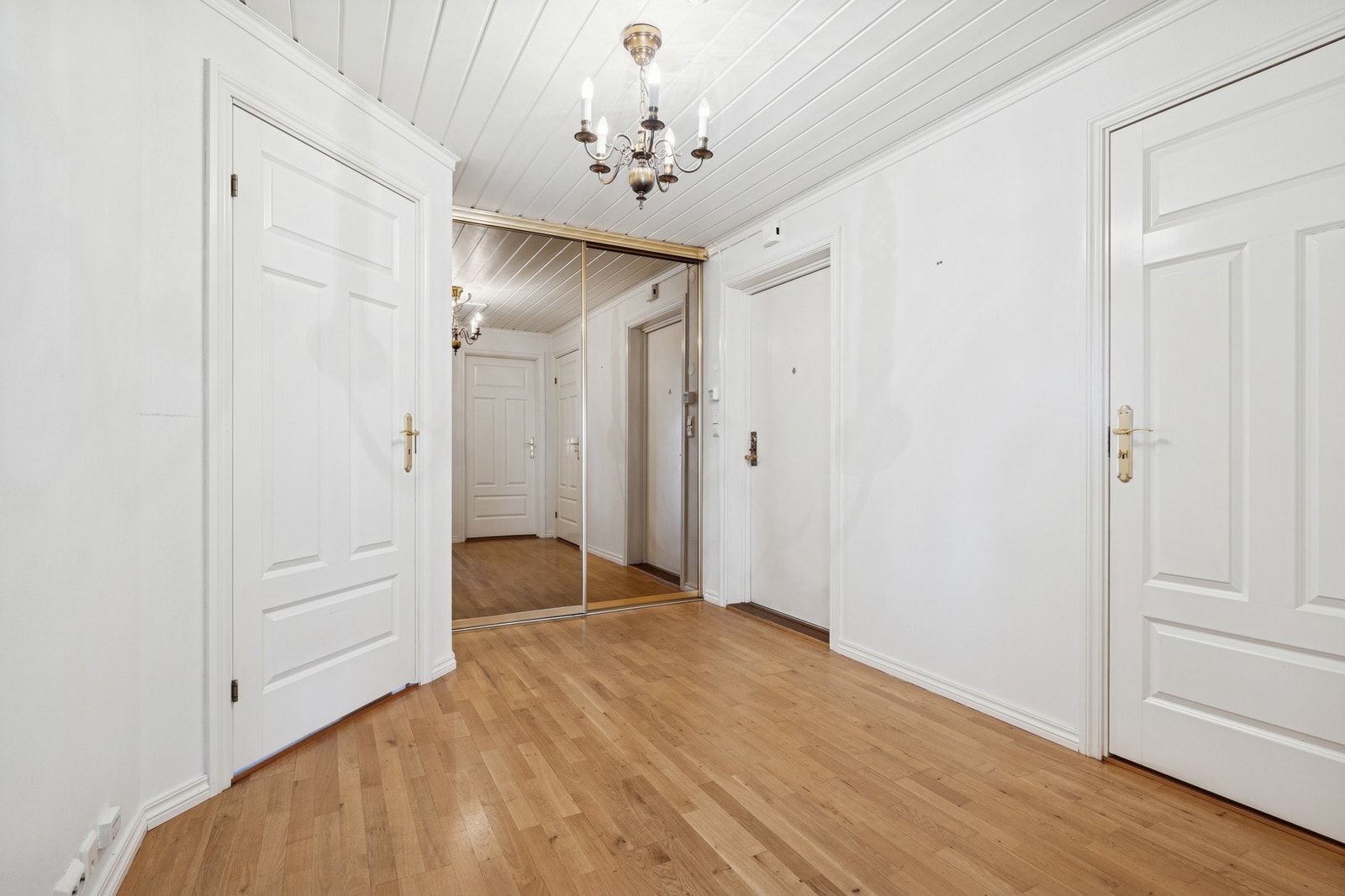 Romslig entré med skyvedørsgarderobe m/speil Galleribilde