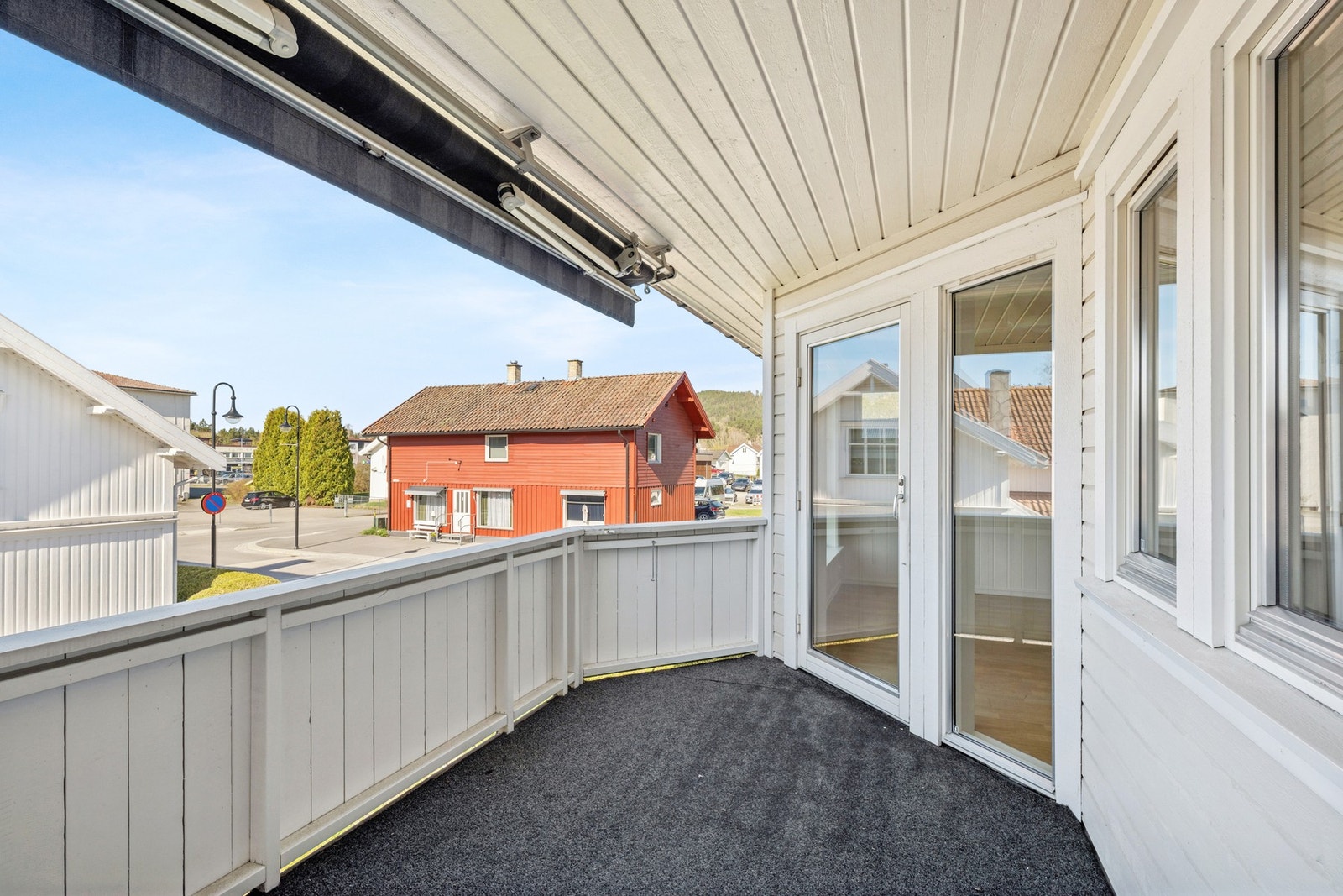 Leiligheten har solrik veranda som er overbygget og utstyrt med terrassemarkise. Galleribilde
