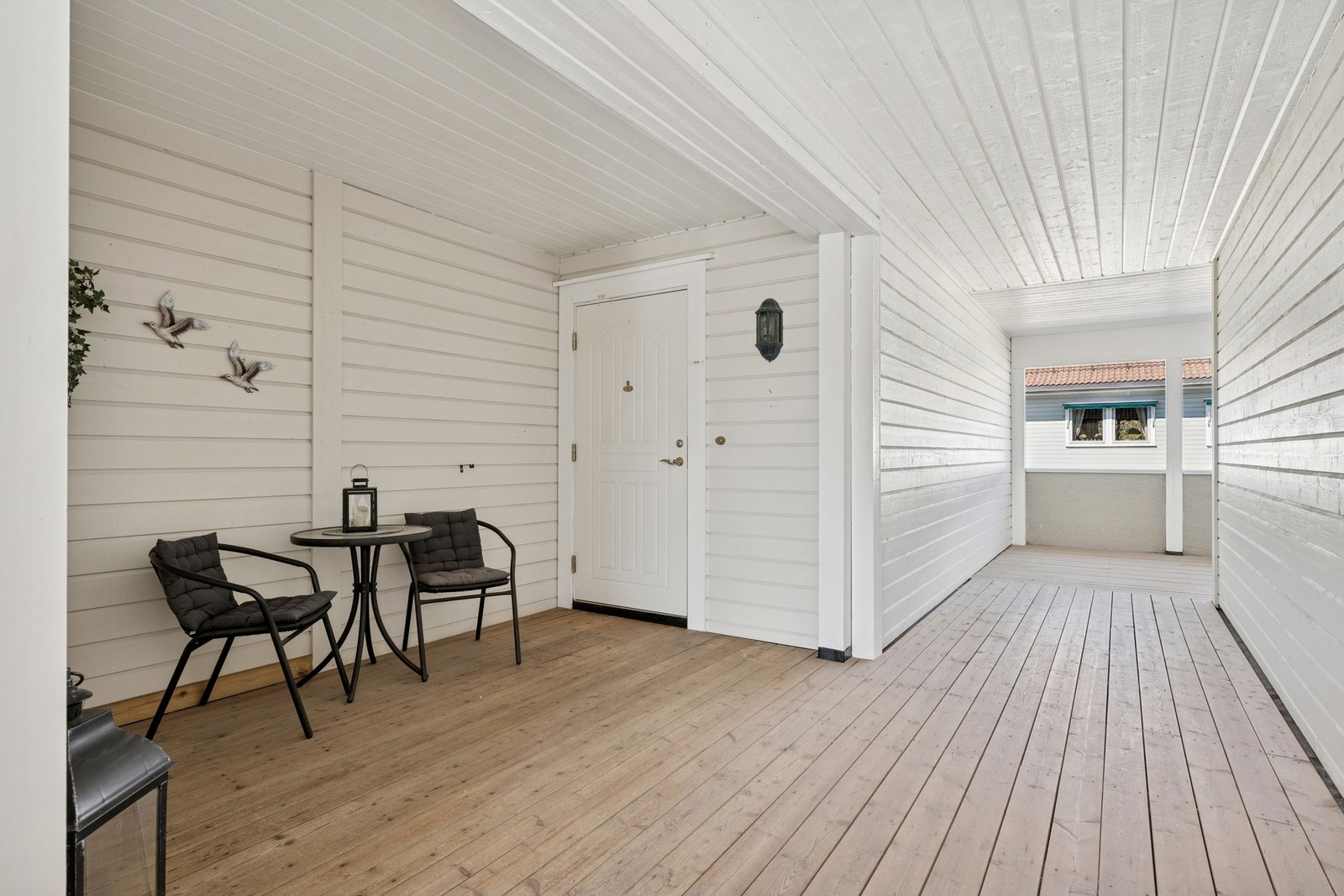 Overbygd adkomst med plass til hyggelig sitteplass. Galleribilde