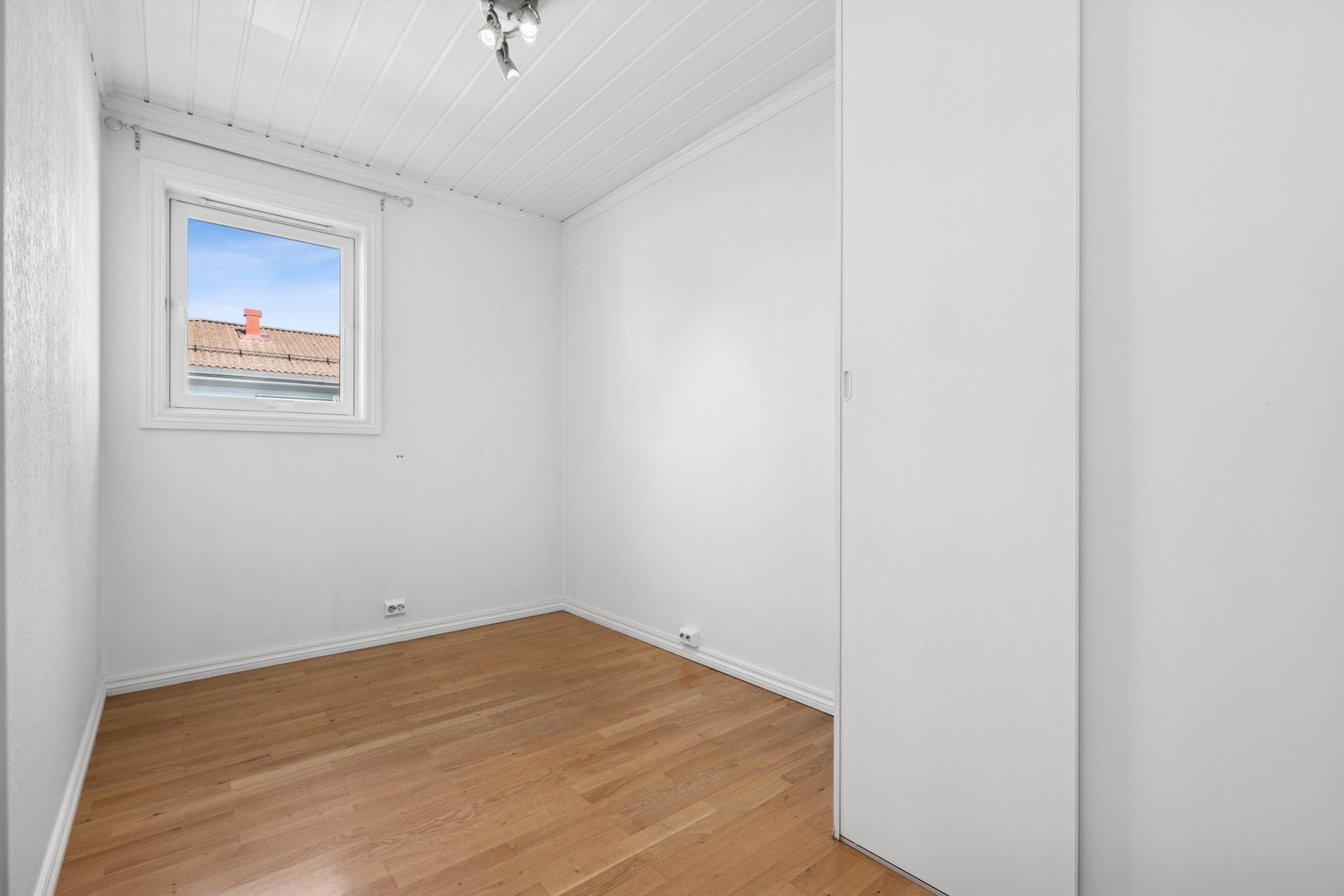 Leiligheten har to soverom. Dette soverommet er utstyrt med skyvedørsgarderobe. Galleribilde