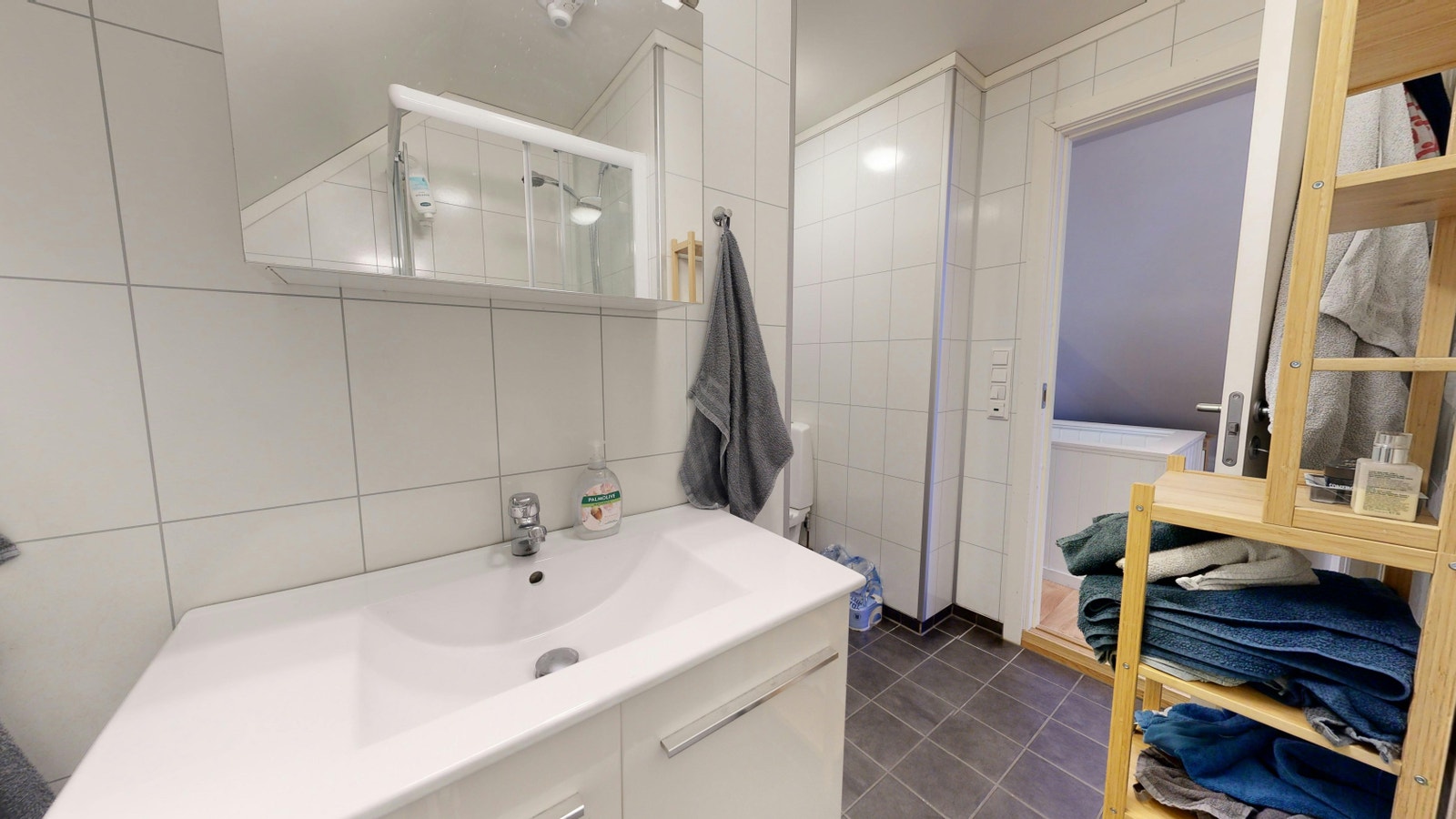 Romslig bad med flis og varmekabel Galleribilde
