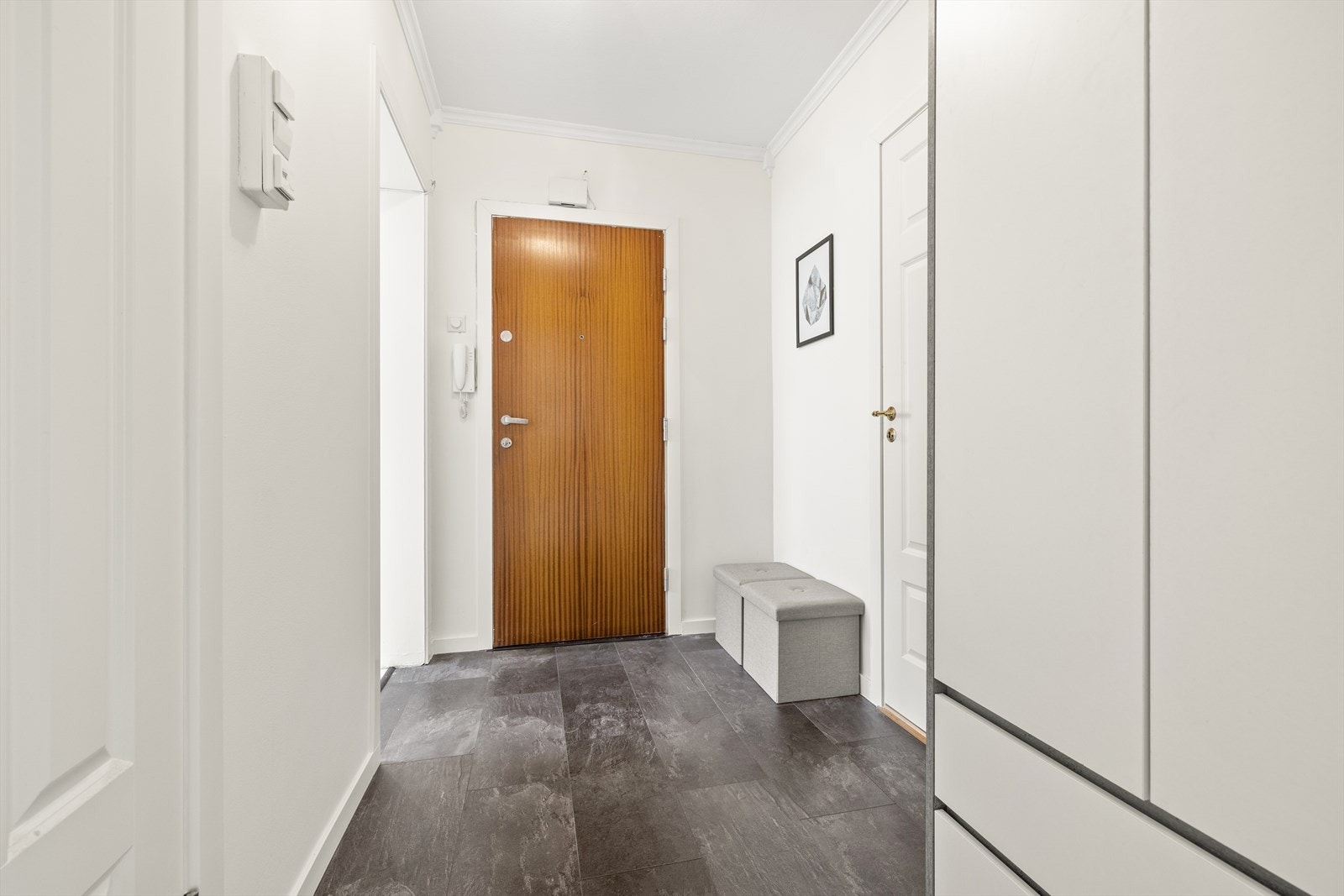 Boligen har en lys entré med god plass til å henge fra seg yttertøy og legge fra seg sko. Callinganlegg til å enkelt slippe inn gjester. Galleribilde