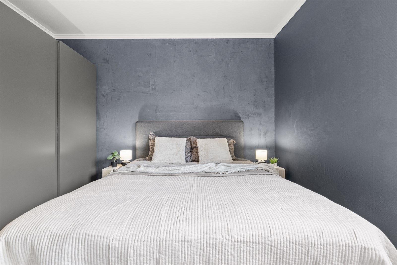 God plass til dobbeltseng med tilhørende kommode. Vegger er malt i delikate og tidsriktige farger fra 2017. Galleribilde