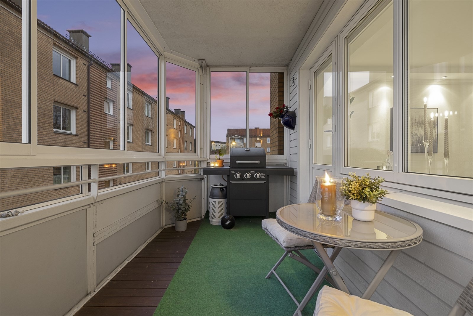 Balkongen har nok plass til gass- eller elektrisk grill i tillegg til div. utemøblement. Vinduer og balkong ble skiftet ut i 2013 i regi av borettslaget. Galleribilde