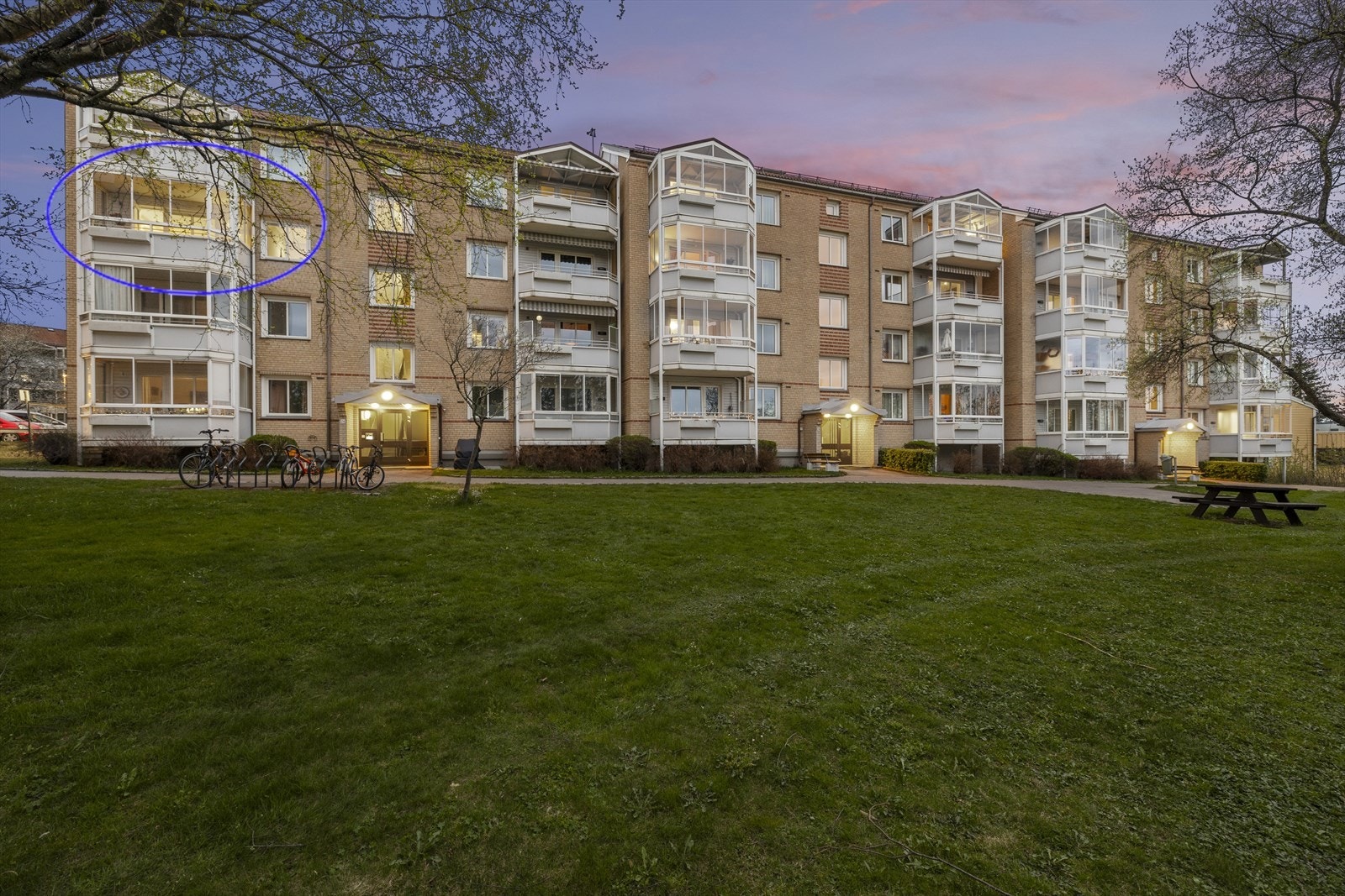 Leiligheten ligger i 3. etasje. Fellesområdene har blant annet sykkelparkering, utebenker og felles gressplen. Galleribilde