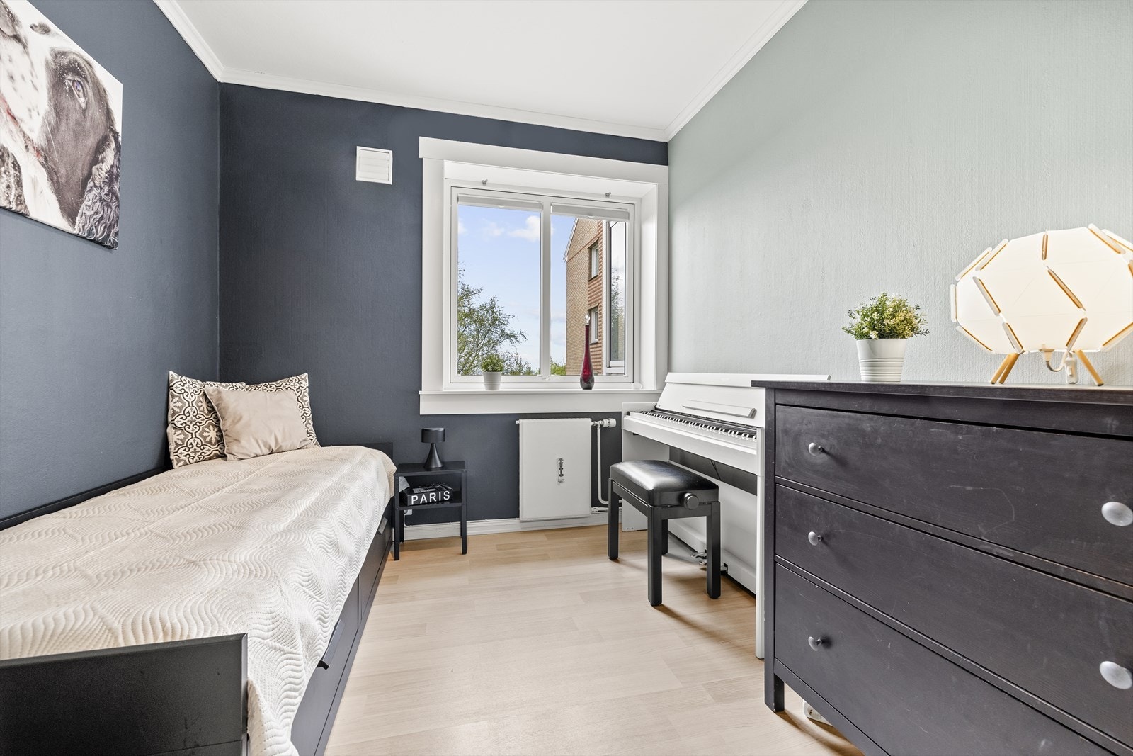 Soverom 2 - Her er det også fine muligheter til å etablere garderobeløsning. Fra dette rommet har du også den samme utsikten som fra balkongen. Galleribilde