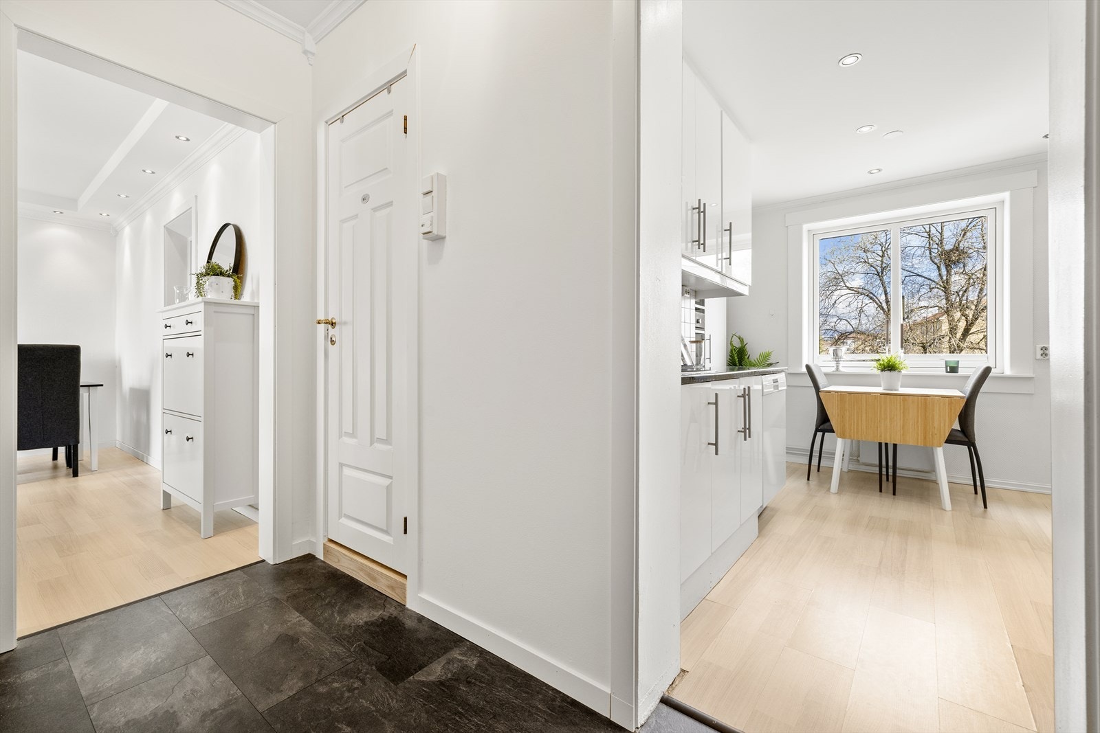 Fra gangen har du tilgang til kjøkkenet samt baderommet. Galleribilde