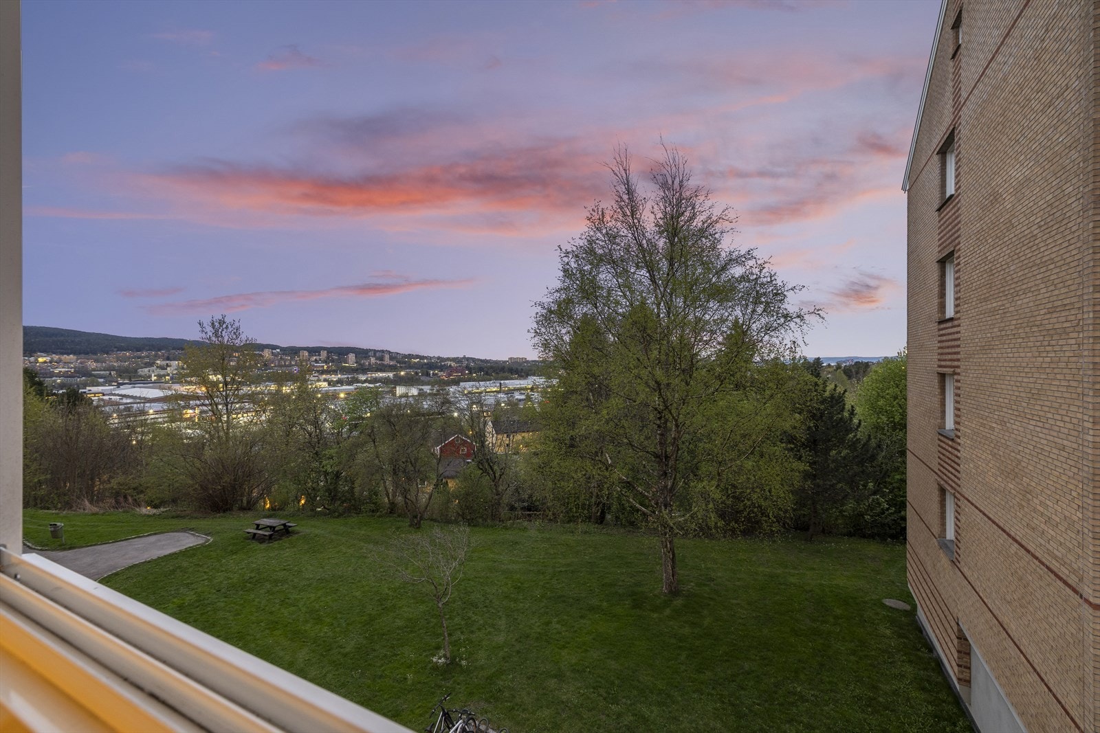 Leiligheten ligger i 3. etasje og har en sydvestvendt innglasset balkong med en fantastisk utsikt utover mot Oslo. Her har du meget gode sol- og utsiktsforhold! Galleribilde