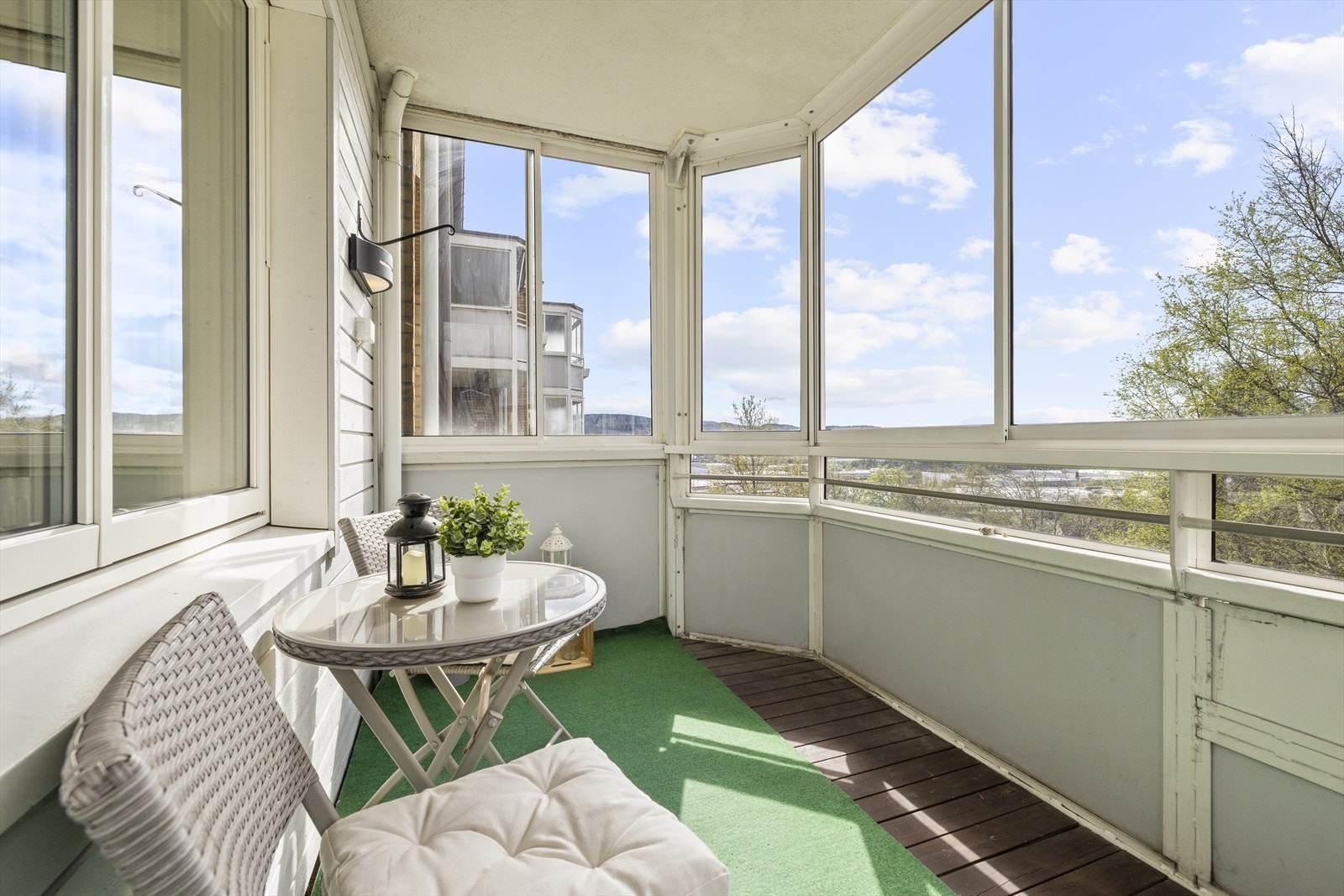 Fra balkongen og det ene soveromsvinduet har du en rå og langstrakt utsikt utover mot Oslo by. Galleribilde