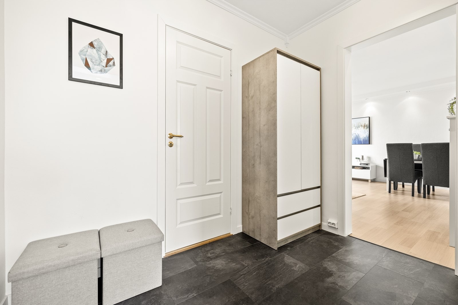 Entréen ble oppusset i april 2025 hvor vegger ble malt listene skiftet. Galleribilde