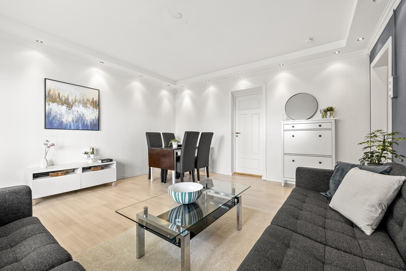 Rommet har god plass til eget spisebord i tillegg til sofakrok og tv-sone. Galleribilde