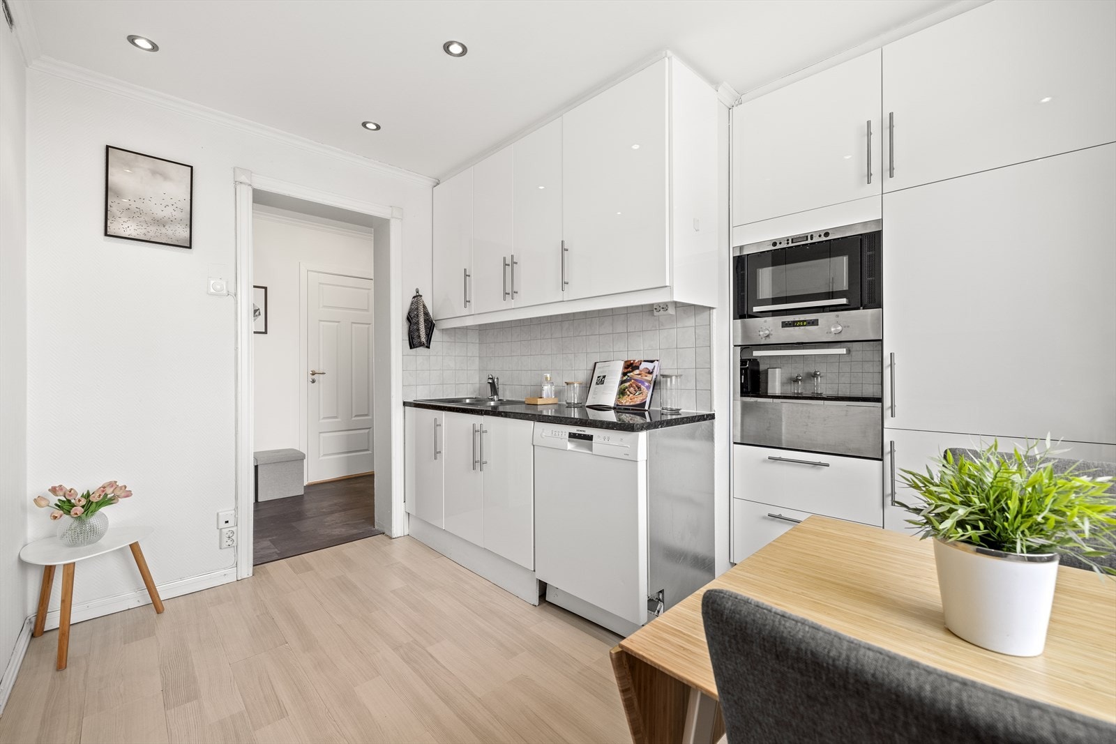 Det er integrert kjøle- og fryseskap, ovn og mikrobølgeovn. Laminatgulvet er nytt fra 2017. Galleribilde